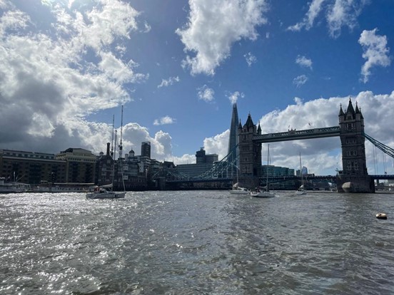 Wachtende VYN zeiljachten voor de Tower Bridge (foto deelnemer Londontrip 2023)